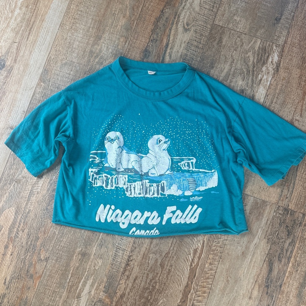 Vintage Cute Niagara Falls Seals Cropped Tshirt